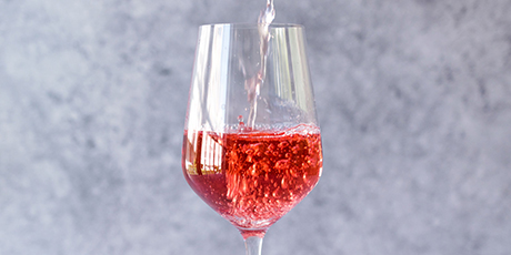 rosa-viner-lockar-aret-om